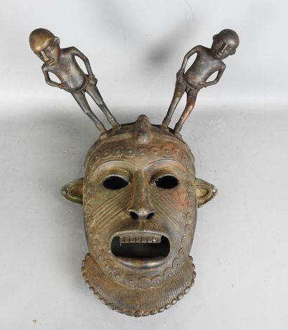 TIKAR Cameroun : Casque de type expressionniste...
