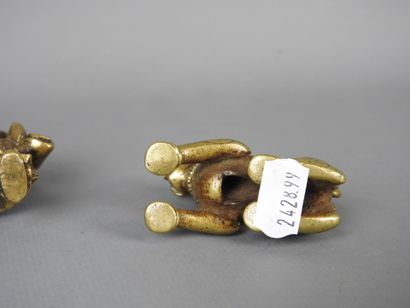DEUX PETITS SUJETS en bronze doré et ciselé...