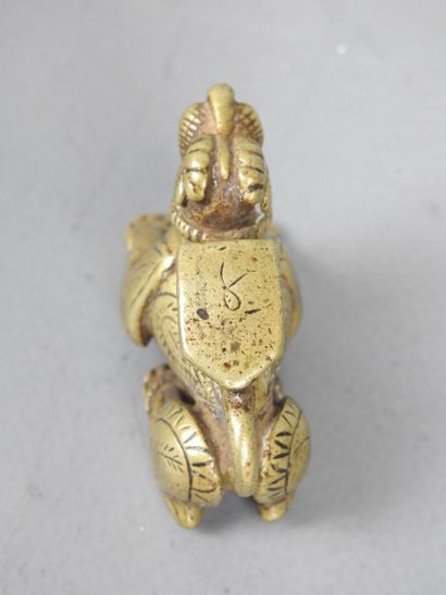 DEUX PETITS SUJETS en bronze doré et ciselé...