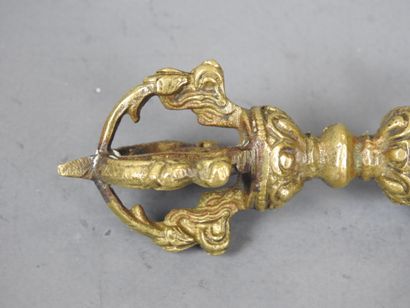 DEUX PETITS SUJETS en bronze doré et ciselé...