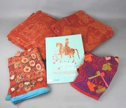 4 TISSAGES en laine brodé de motifs géométriques....