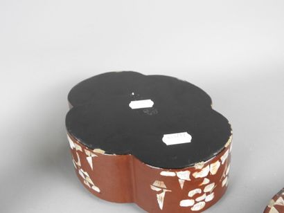 CHINE : Boîte de forme quadrilobée en bois...