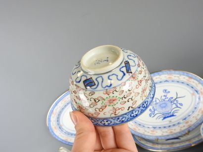 CHINE : Partie de service de table en porcelaine...