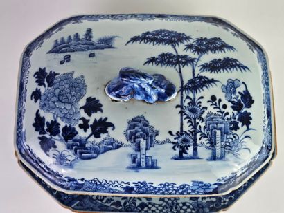 CHINE, XVIIIe.
Soupière octogonale et son...