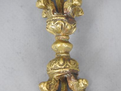 DEUX PETITS SUJETS en bronze doré et ciselé...