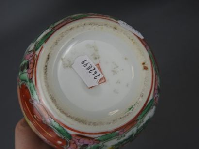 CHINE, Canton : Coupe saladier en porcelaine...