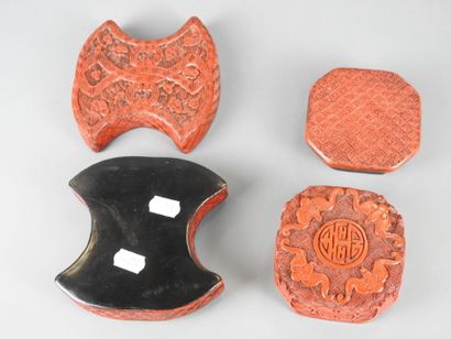CHINE : Deux boîtes en bois laqué rouge à...