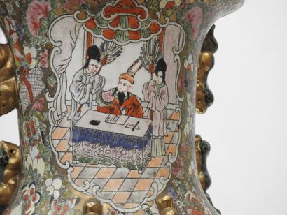 CHINA, Canton: Pair of large baluster-shaped...