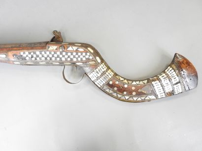 Fusil MOUKHALA incrusté de plaques de nacre....