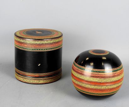 BIRMANIA: Two lacquered bamboo boxes decorated...