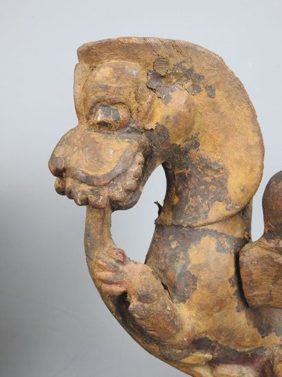 INDE : Paire de chimères ailées en bois sculpté,...