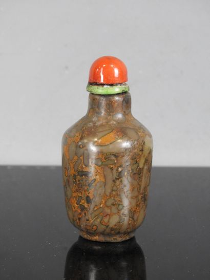 CHINE - XIXe siècle
Flacon tabatière en puddingstone...