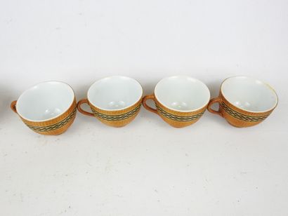 VIETNAM : Partie de service de table en porcelaine...