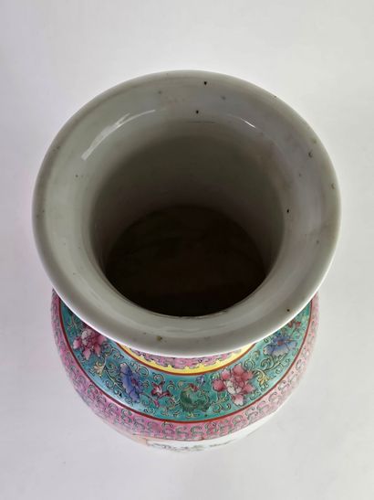 CHINE, XXe.
Vase balustre en porcelaine et...