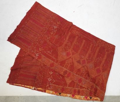 4 TISSAGES en laine brodé de motifs géométriques....