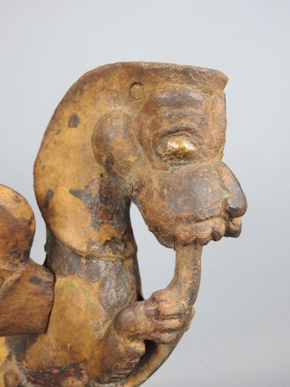 INDE : Paire de chimères ailées en bois sculpté,...