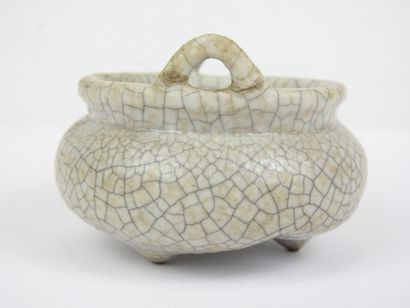 CHINA: Small cracked porcelain perfume burner...