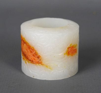 DISQUE BI en jade veiné rouille. Haut : ...