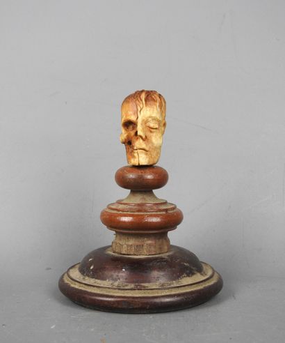 VANITE janus en os de cervidé sculpté sur...