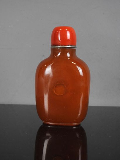 CHINE - XXe siècle
Flacon tabatière en ambre....