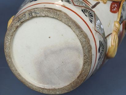 JAPON : Grand vase Satsuma à décor tournant...
