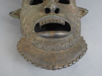 TIKAR Cameroun : Casque de type expressionniste...