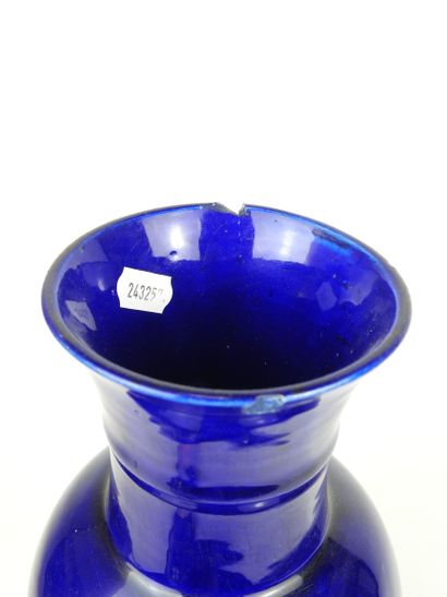 CHINE : Vase de forme balustre en porcelaine...