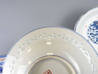 CHINE : Partie de service de table en porcelaine...