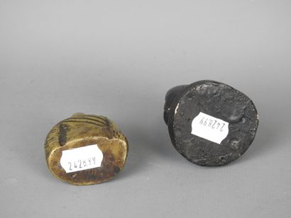 ASIE : Deux bouddhas, l'un en bronze doré....