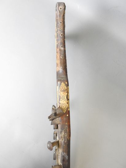 Fusil MOUKHALA incrusté de plaques d'os....