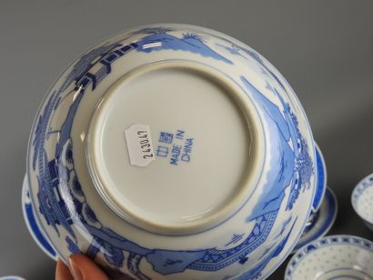CHINE : Parties de service de table en porcelaine...