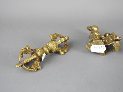 DEUX PETITS SUJETS en bronze doré et ciselé...