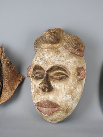 AFRIQUE : Lot comprenant trois masques Punu...