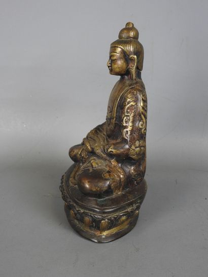 ASIE : Bouddha en bronze doré. H. 21,5 c...