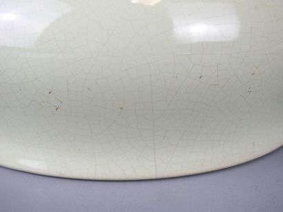 CHINE : Coupe sur talon en céramique craquelée...