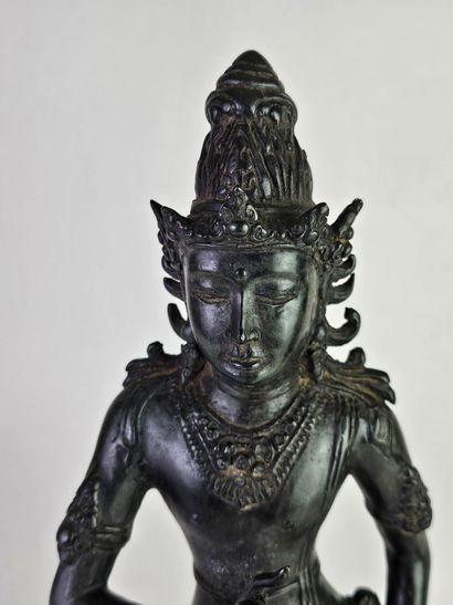 Paire de statuettes en bronze figurant des...
