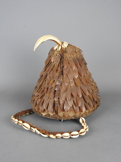 LEGA, RDC : Couvre-chef en fibres, dents...