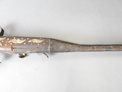 Fusil MOUKHALA incrusté de plaques d'os....