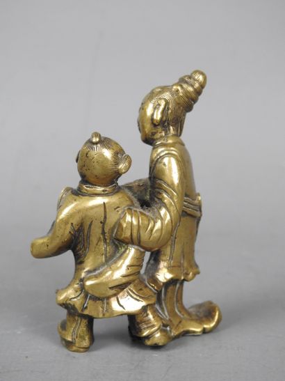 DEUX PETITS SUJETS en bronze doré et ciselé...