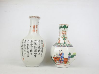 CHINE : Deux vases balustres en porcelaine,...