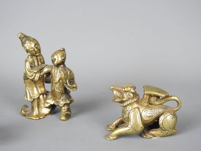 DEUX PETITS SUJETS en bronze doré et ciselé...