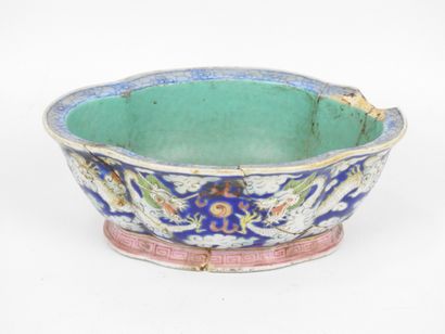 CHINE : coupe ovale en porcelaine à décor...