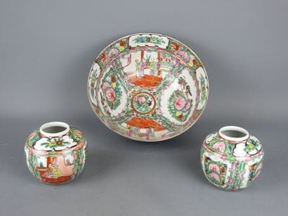 CHINE, Canton : Coupe saladier en porcelaine...