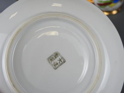 INDOCHINE : Partie de service à thé en porcelaine...