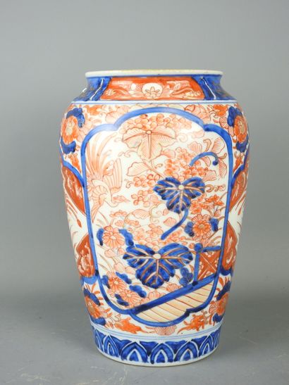 JAPAN: Porcelain baluster vase with blue-red...