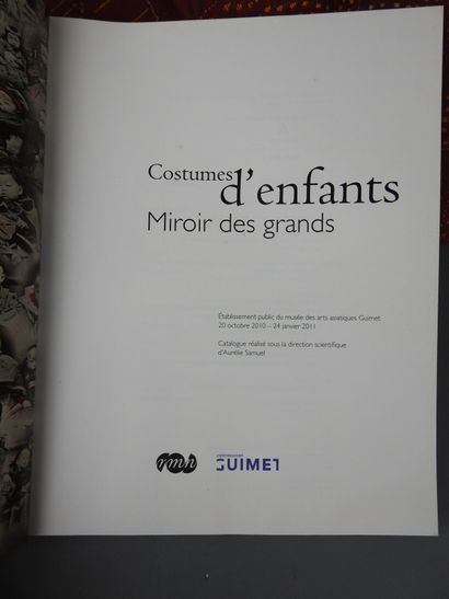 4 TISSAGES en laine brodé de motifs géométriques....