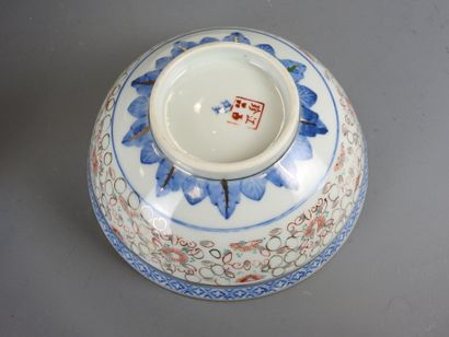CHINE : Partie de service de table en porcelaine...