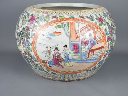 CHINE, Canton : Importante vasque en porcelaine...