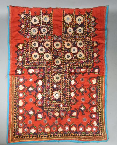 4 TISSAGES en laine brodé de motifs géométriques....