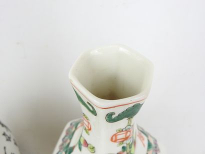 CHINE : Deux vases balustres en porcelaine,...